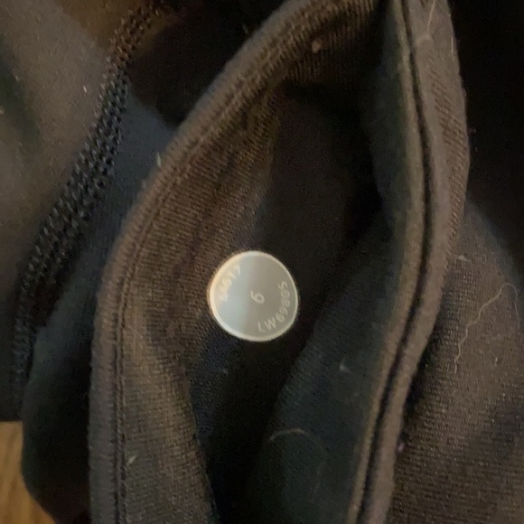 Lululemon long black shorts size 6 - Picture 3 of 3